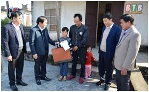 Tang_qua_cho_thieu_nhi_Cong_giao_co_hoan_canh_kho_khan