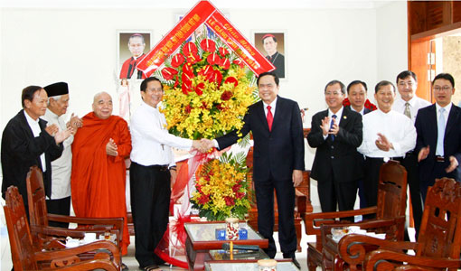 Chu_tich_Uy_ban_Trung_uong_Mat_tran_To_quoc_Viet_Nam_tham__chuc_mung_Giang_sinh_tai_Binh_Duong