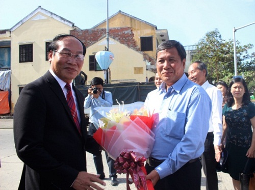 Doan_Uy_ban_Trung_uong_Mat_tran_Lao_tham_quan_pho_co_Hoi_An