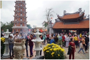 Quang_Binh__Hon_10_ngan_luot_nguoi_tham_quan__van_canh__chua_Hoang_Phuc_nhan_dip_Xuan_Ky_Hoi_2019