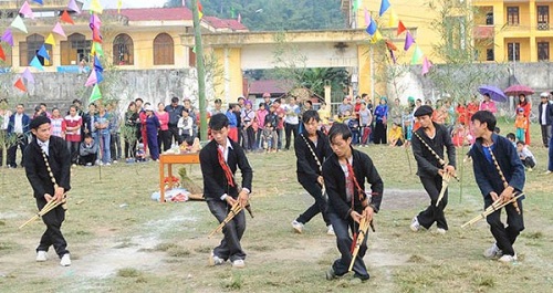 Doc_dao_le_hoi_Gau_Tao_cua_dong_bao_Mong_o_Cao_nguyen_da_Dong_Van