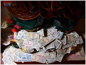 Rai_tien_le_khi_di_le_chua_la_hanh_dong_sai_lam