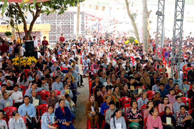 Gan_2_van_nguoi_tham_du_le_cau_quoc_thai_dan_an_o_que_Bac