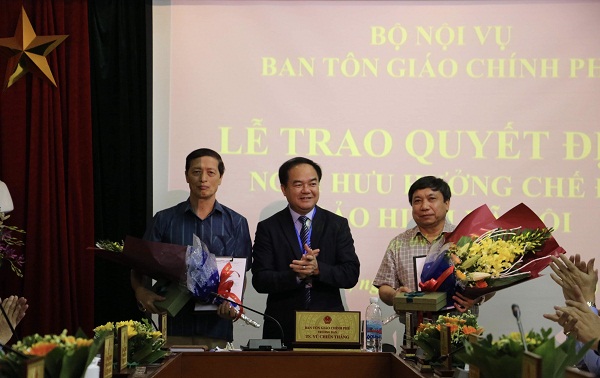Lanh_dao_FV88 Thương Hiệu Nhà Cái Độc Quyền_trao_quyet_dinh_nghi_huu_cho_cong_chuc