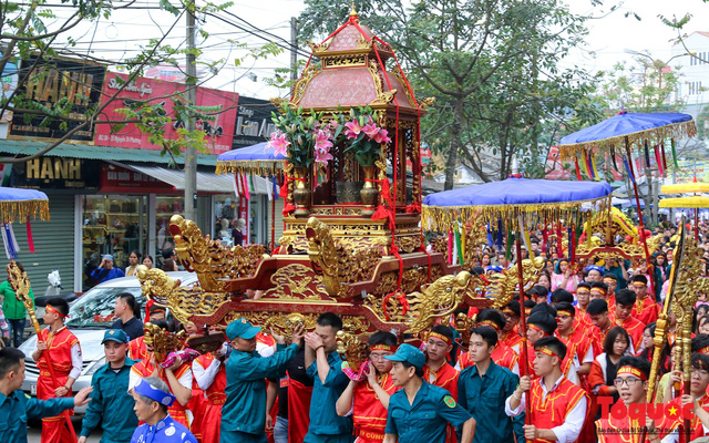 Hang_ngan_nguoi_do_ve_duong_pho_Lang_Son_tham_gia_le_hoi_lon_nhat_Nam