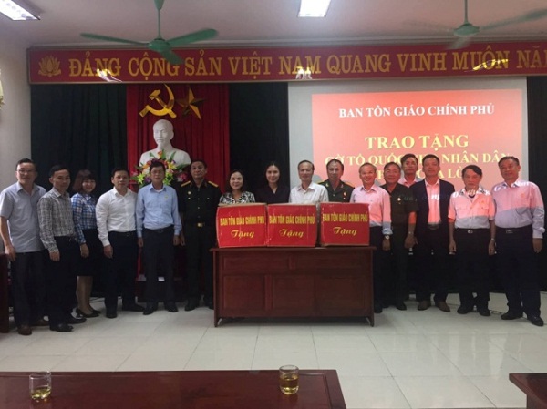 Ban_Ton_giao_Chinh_phu_tang_co_to_quoc_cho_nhan_dan_va_giao_xu_tai_Nghe_An__Quang_Binh__Quang_Tri