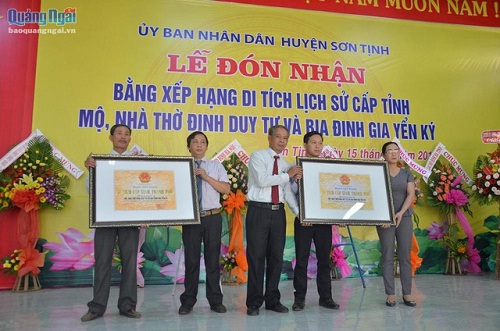 Quang_Ngai__Don_nhan_Bang_xep_hang_di_tich_lich_su_cap_tinh_doi_voi_Mo__nha_tho_Dinh_Duy_Tu