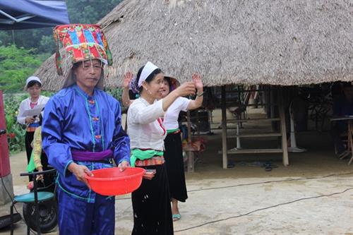 Nguoi_Muong_danh_thuc_ma_Khu_cau_mua