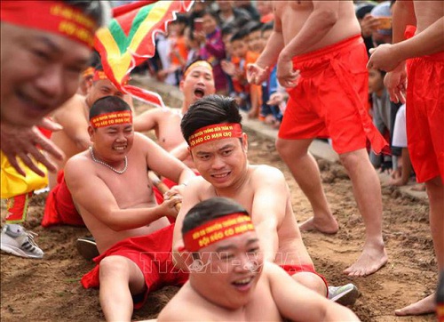 Nghi_le_keo_co_ngoi_truyen_thong_den_Tran_Vu_don_bang_ghi_danh_cua_UNESCO_la_di_san_van_hoa_phi_vat_the_dai_dien_cua_nhan_loai