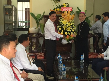 Chinh_quyen_tinh_Vinh_Long_tham_Ban_Dai_dien_Tin_Lanh_Viet_Nam__mien_Nam__va_Toa_Giam_muc_Giao_phan_Vinh_Long_nhan_dip_Le_Phuc_sinh_2019