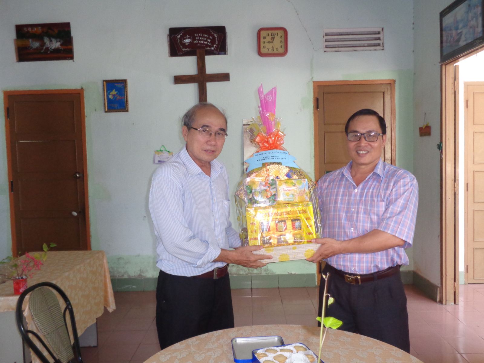Lanh_dao_So_Noi_Vu_tinh_Ninh_Thuan_tham__chuc_mung_chuc_sac_Cong_giao_va_Tin_Lanh_dip_le_Phuc_sinh_2019