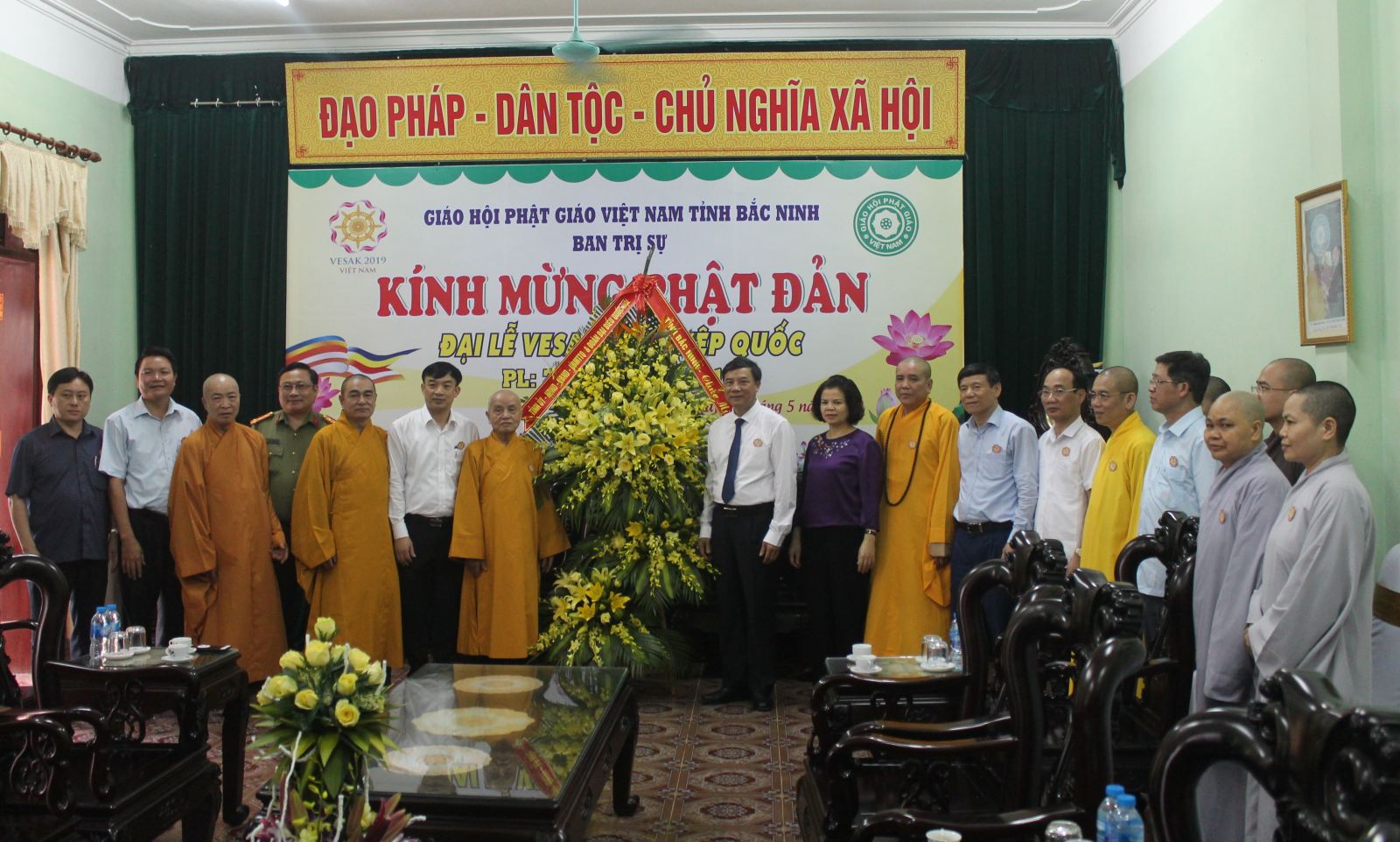 Lanh_dao_tinh_Bac_Ninh_tham_va_chuc_mung_Phat_dan_PL_2563___DL_2019