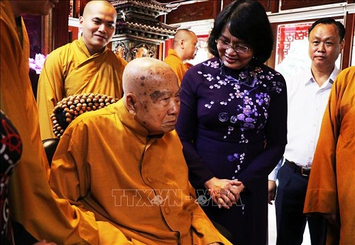 Pho_Chu_tich_nuoc_Dang_Thi_Ngoc_Thinh_tham__chuc_mung_cac_co_so_Phat_giao_nhan_le_Phat_dan