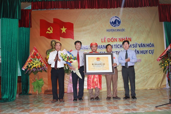 Can_Loc__Ha_Tinh__Don_nhan_bang_di_tich_LS_VH_Quoc_gia_Den_tho_Nguyen_Huy_Cu