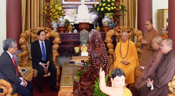 Chu_tich_Uy_ban_Mat_tran_To_quoc_Viet_Nam_tham_va_chuc_mung_Ban_Tri_su_Phat_giao_tinh_Kon_Tum_nhan_dip_Dai_le_Phat_dan_Vesak_2019