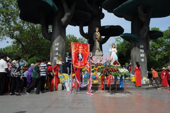 Dai_le_kinh_Long_Chua_Thuong_xot_tai_Trung_tam_hanh_huong_Duc_Me_La_Vang