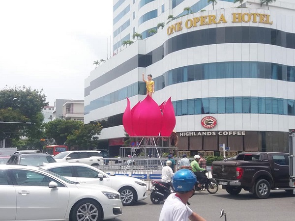Trang_tri_bieu_tuong_Phat_giao_chao_mung_Dai_le_Phat_dan_tai_truc_duong_chinh_Nguyen_Van_Linh__thanh_pho_Da_Nang