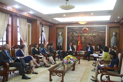 Lanh_dao_Ban_Ton_giao_Chinh_phu_tiep_doan_Cuc_Dan_chu__Nhan_quyen_va_Lao_dong_Hoa_Ky