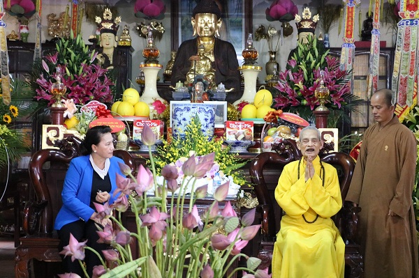 Chu_tich_Quoc_hoi_tham_Phap_chu_Giao_hoi_Phat_giao_Viet_Nam_dip_le_Phat_dan_2019
