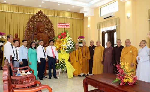 Lanh_dao_tinh_Binh_Duong_chuc_mung_Phat_dan_PL_2563