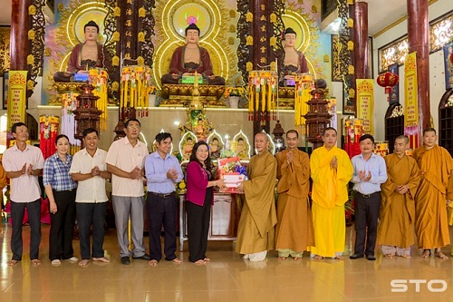 Lanh_dao_tinh_Soc_Trang_tham__chuc_mung_Dai_le_Phat_dan