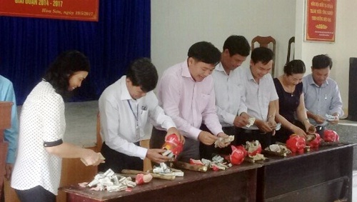 Dong_bao_Cong_giao_Hoa_Son_hoc_va_lam_theo_Bac