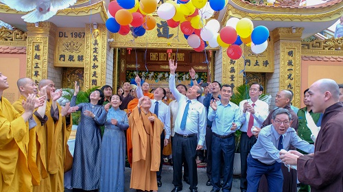 Pho_Thu_tuong_Thuong_truc_Truong_Hoa_Binh_tham__chuc_mung_Phat_dan_tai_thanh_pho_Ho_Chi_Minh