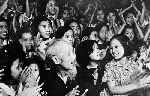 Di_chuc_Chu_tich_Ho_Chi_Minh__Ngon_duoc_soi_duong_cach_mang_Viet_Nam