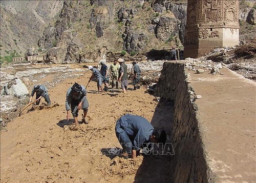 Ngan_nuoc_lu_dang_cao__cuu_nguy_thap_giao_duong_o_Afghanistan
