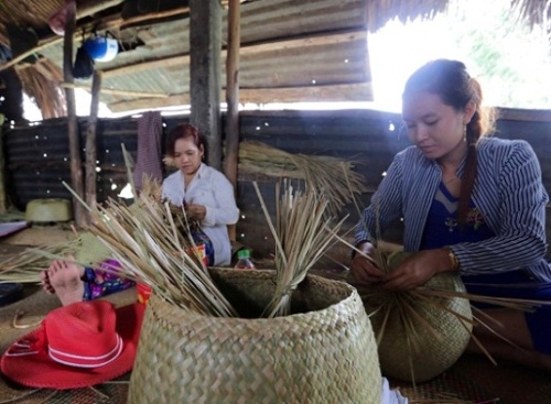 Phu_nu_dan_toc_Khmer_lam_theo_guong_Bac
