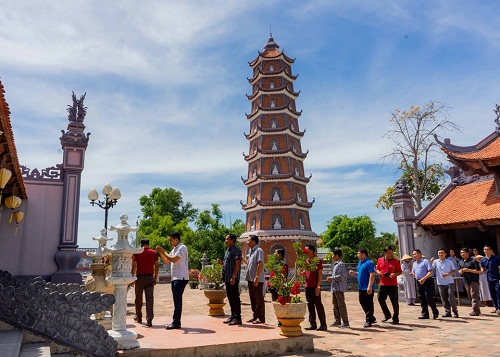 Doan_lanh_dao_Cong_an_huyen_Xe_Pon__Cong_hoa_Dan_chu_Nhan_dan_Lao_tham_chua_Hoang_Phuc__tinh_Quang_Binh