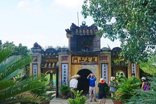 Chua_co_tram_nam_tuoi_ngoai_khoi_Hoi_An