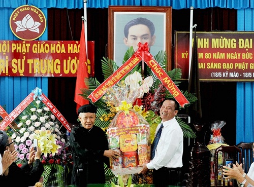 Cac_to_chuc_chinh_tri__xa_hoi_tinh_An_Giang_chuc_mung_Dai_le_khai_sang_Phat_giao_Hoa_Hao