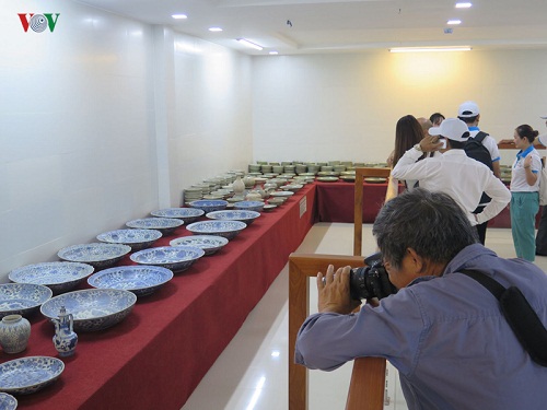 Trung_bay_4_000_co_vat_khai_quat_tu_9_tau_co_doc_bo_bien_Viet_Nam