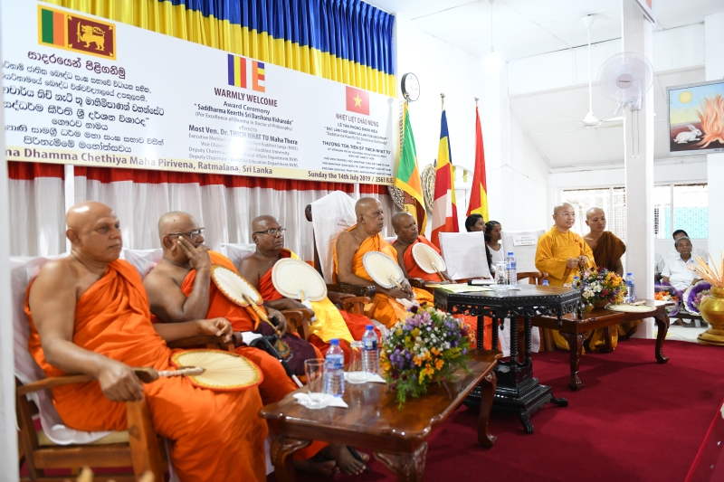 Thuong_toa_Thich_Nhat_Tu_nhan_giai_thuong_hien_si_ve_dieu_phap_va_triet_hoc_tai_Sri_Lanka