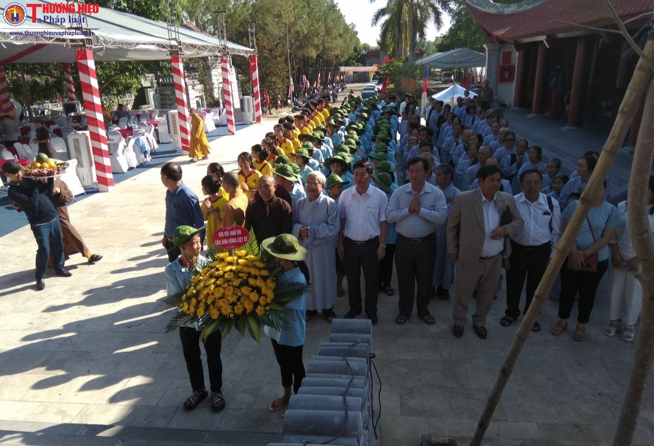 Dai_le_cau_sieu_va_tri_an_cac_anh_hung_liet_sy_tai_nghia_trang_Viet___Lao