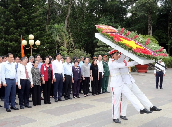 Chu_tich_Quoc_hoi_tuong_niem_cac_anh_hung__liet_sy_tai_TP_HCM