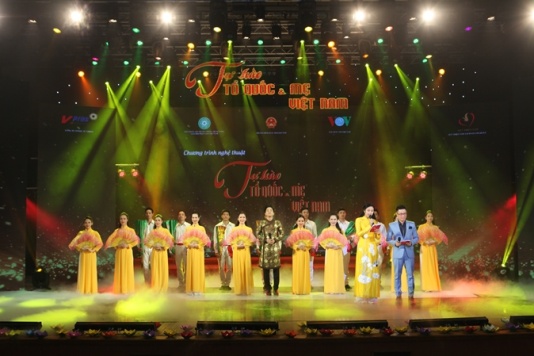 Chuong_trinh_nghe_thuat__Tu_hao_To_quoc___Me_Viet_Nam_