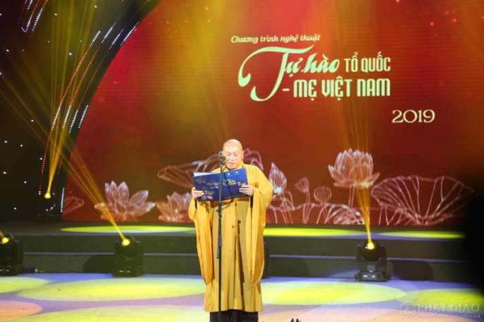 Truong_ban_Ban_Ton_giao_Chinh_phu_tham_du_chuong_trinh_nghe_thuat___Tu_hao_To_quoc___Me_Viet_Nam__