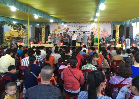 Gan_1_000_nguoi_duoc_kham__chua_benh_mien_phi_tai_chua_Pho_Hien__Da_Nang