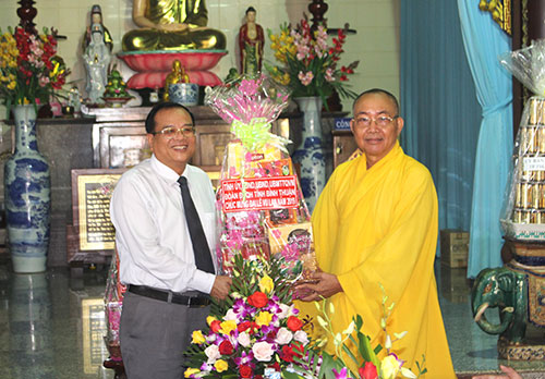 Lanh_dao_tinh_Binh_Thuan_tham__tang_qua_nhan_Dai_le_Vu_Lan
