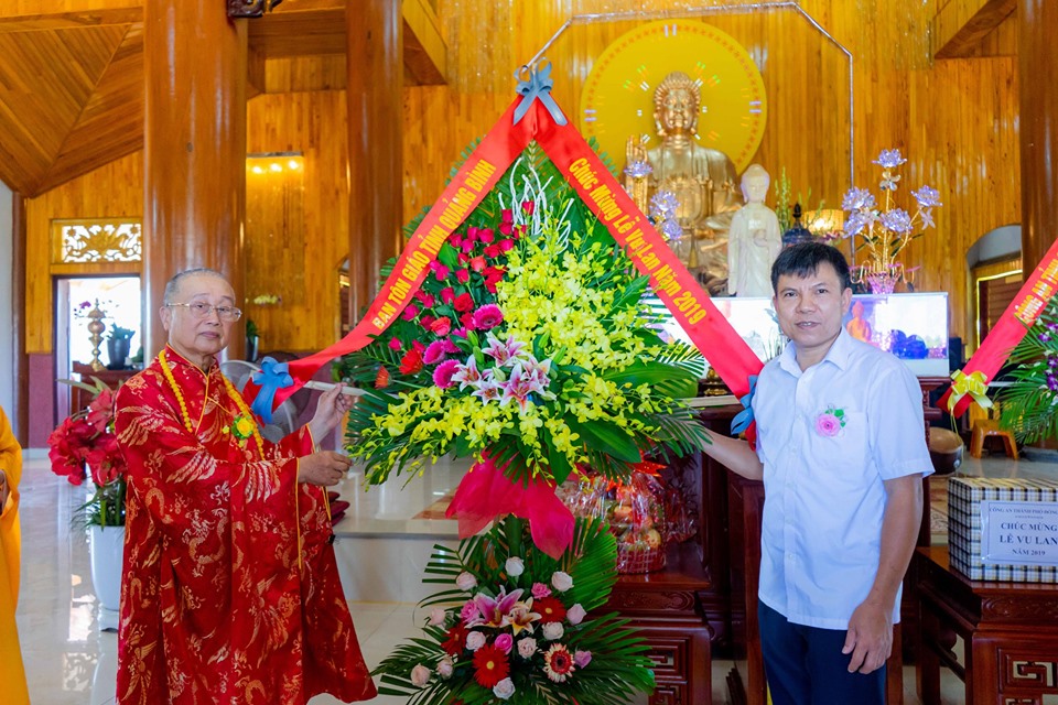 Tinh_Quang_Binh_tham__chuc_mung_Ban_Tri_su_Giao_hoi_Phat_giao_Viet_Nam_tinh_nhan_le_Vu_Lan_bao_hieu_2019