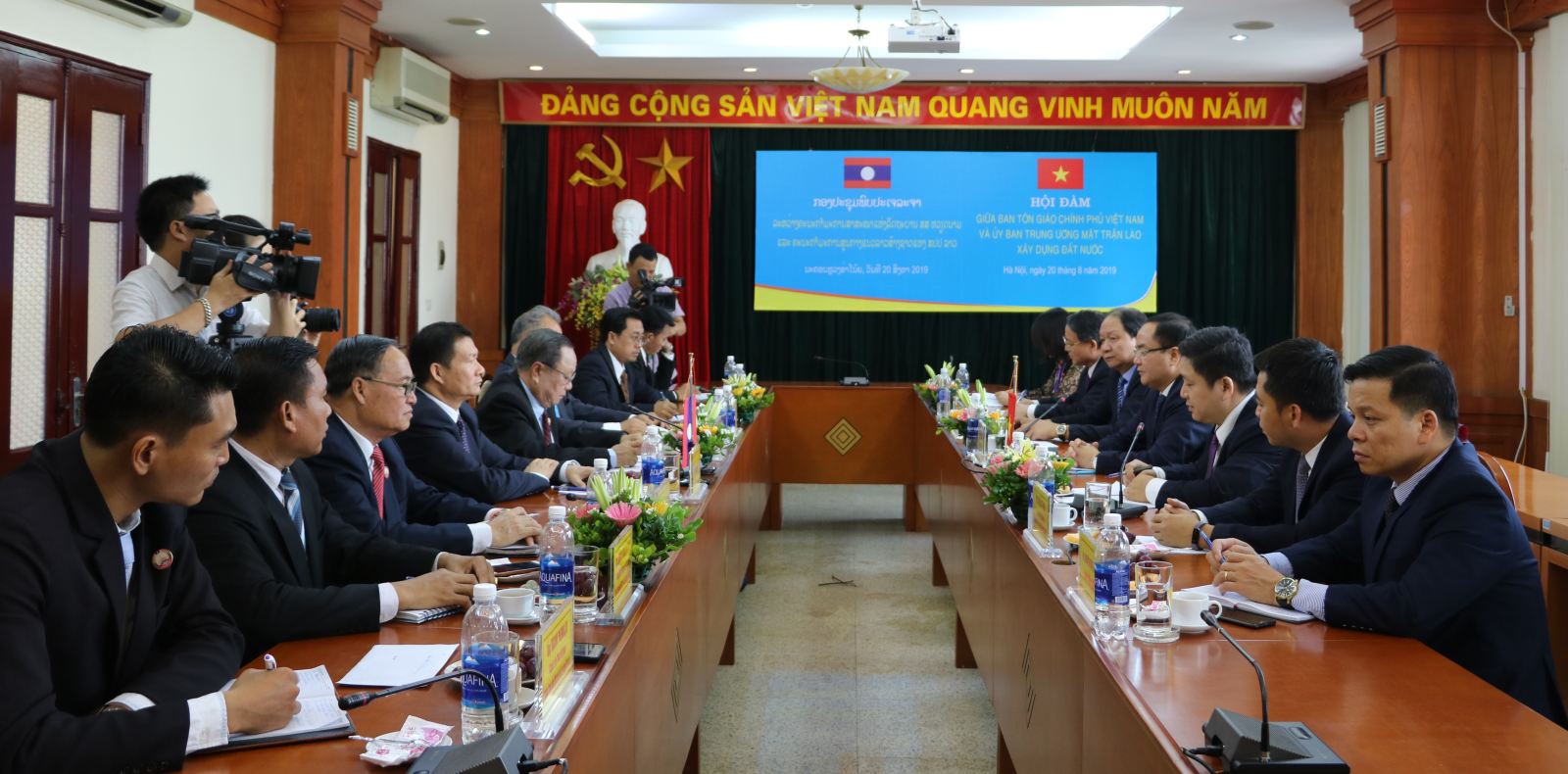 Ban_Ton_giao_Chinh_phu_hoi_dam_voi_Uy_ban_Trung_uong_Mat_tran_Lao_xay_dung_dat_nuoc