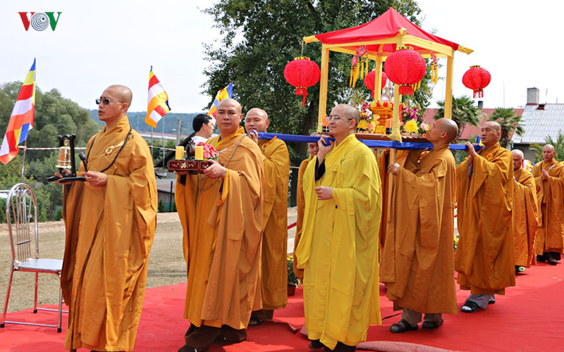 Dong_tho_Trung_tam_van_hoa_Phat_giao_lon_nhat_cua_nguoi_Viet_tai_Sec