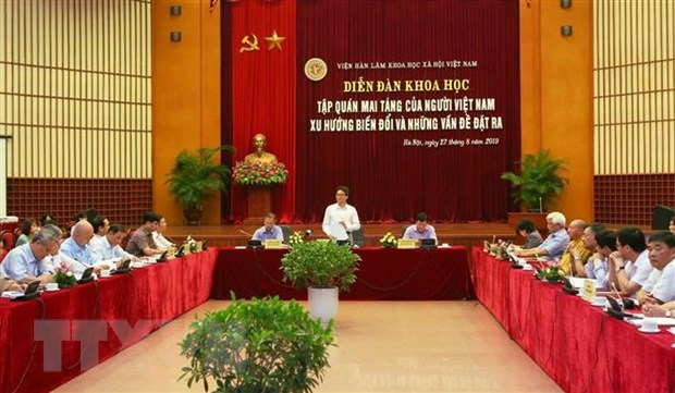 Tap_quan_mai_tang_cua_nguoi_Viet_Nam_va_nhung_van_de_dat_ra