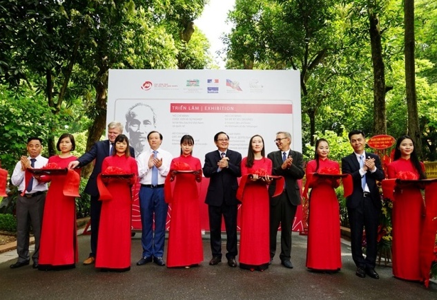 Trien_lam_Ho_Chi_Minh__Cuoc_doi_va_su_nghiep_tu_tai_lieu_luu_tru_Viet_Nam_va_Quoc_te