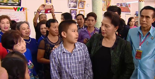 Chu_tich_Quoc_hoi_tham_chua_va_lop_hoc_tieng_Viet_tai_Thai_Lan