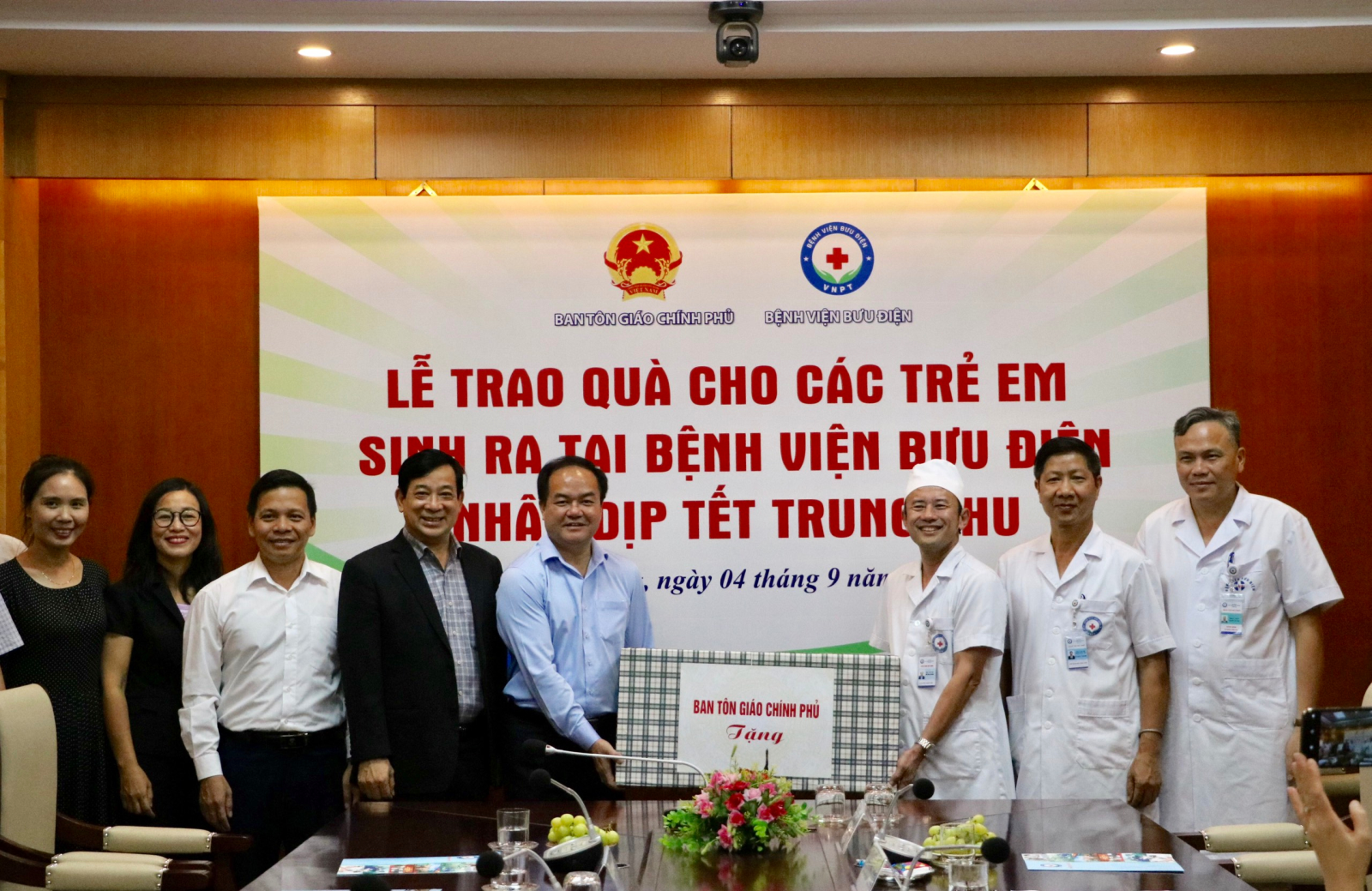 Ban_Ton_giao_Chinh_phu_trao_qua_cho_tre_em_tai_benh_vien_Buu_dien_Ha_Noi_dip_Tet_Trung_thu_2019