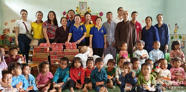 Chua_Duc_Hau_tang_hang_tram_suat_qua_cho_thieu_nhi_huyen_bien_gioi_Nghe_An