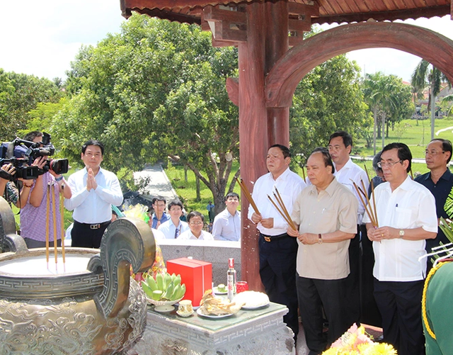 Thu_tuong_dang_huong_tri_an_cac_liet_si_tai_Thanh_co_Quang_Tri